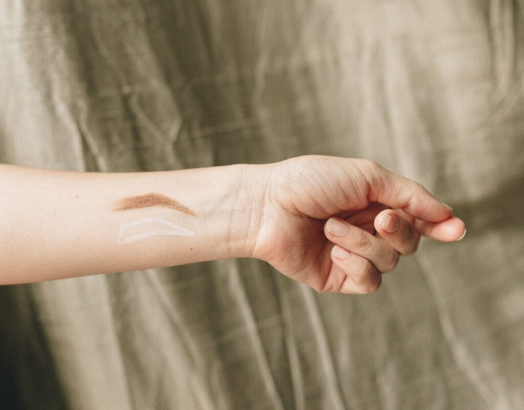 makijaż permanentny brwi a zmiana koloru zdjęcie przedstawia przykładowy zarys brwi